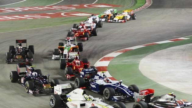 Vozy formule 1 krátce po startu GP Singapuru Vozy formule 1 krátce po startu GP Singapuru