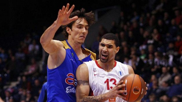 Jiří Welsh v dresu madridského Estudiantes (vlevo) brání Chestera Simmonse z Nymburka. Jiří Welsh v dresu madridského Estudiantes (vlevo) brání Chestera Simmonse z Nymburka.