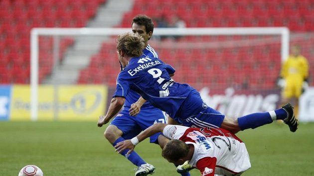 Olomoucký Lukáš Bajer padá přes Jakuba Horu ze Slavie. Olomoucký Lukáš Bajer padá přes Jakuba Horu ze Slavie.