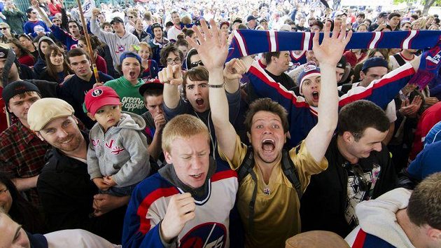 Winnipeg je zpátky v NHL a fanoušci slaví. Winnipeg je zpátky v NHL a fanoušci slaví.