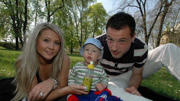 Plzeňský brankář Michal Daněk s manželkou Kristýnou a ročním synem Tadeáškem. Plzeňský brankář Michal Daněk s manželkou Kristýnou a ročním synem Tadeáškem.