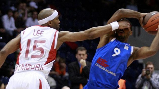 Basketbalista Nymburku Lee bojuje se Scotem z Ventspilsu o míč - ilustrační foto. Basketbalista Nymburku Lee bojuje se Scotem z Ventspilsu o míč - ilustrační foto.