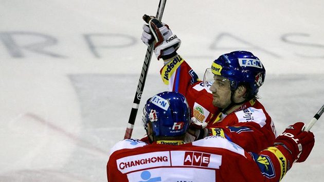 Hokejový útočník Pardubic Petr Koukal se spoluhráčem Hokejový útočník Pardubic Petr Koukal se spoluhráčem