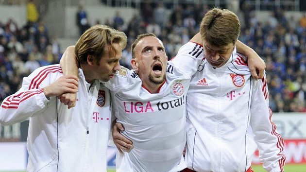 Zraněný Franck Ribéry opouští trávník. Zraněný Franck Ribéry opouští trávník.