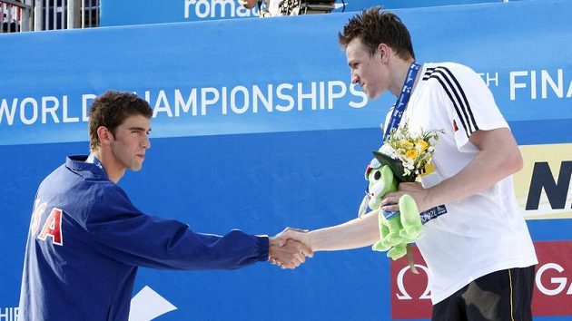 Americký plavec Michael Phelps (vlevo) gratuluje Němci Paulu Biedermannovi k vítězství na MS v Římě na trati 200 metrů volným stylem. Americký plavec Michael Phelps (vlevo) gratuluje Němci Paulu Biedermannovi k vítězství na MS v Římě na trati 200 metrů volným stylem.