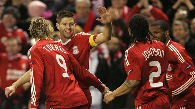 Kapitán Liverpoolu Steven Gerrard (druhý zleva) se raduje se svými spoluhráči z branky. Kapitán Liverpoolu Steven Gerrard (druhý zleva) se raduje se svými spoluhráči z branky.