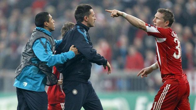 Záložník Bayernu Mnichov Bastian Schweinsteiger (vpravo) gestikuluje směrem k Marco Materazzimu po utkání Bayern - Inter. Záložník Bayernu Mnichov Bastian Schweinsteiger (vpravo) gestikuluje směrem k Marco Materazzimu po utkání Bayern - Inter.