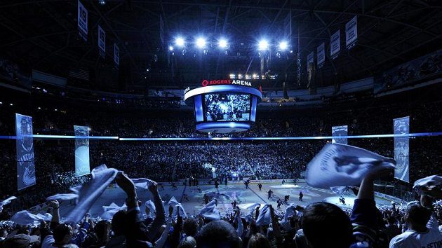 Sehnat lístek na první utkání Stanley Cupu mezi Vancouverem a Bostonem bylo nemožné. Sehnat lístek na první utkání Stanley Cupu mezi Vancouverem a Bostonem bylo nemožné.
