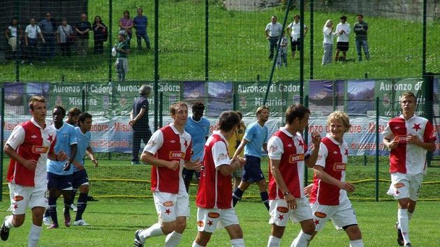 Nový kapitán sešívaných Lukáš Jarolím (třetí zprava) dal Laziu Řím dva góly. Nový kapitán sešívaných Lukáš Jarolím (třetí zprava) dal Laziu Řím dva góly.