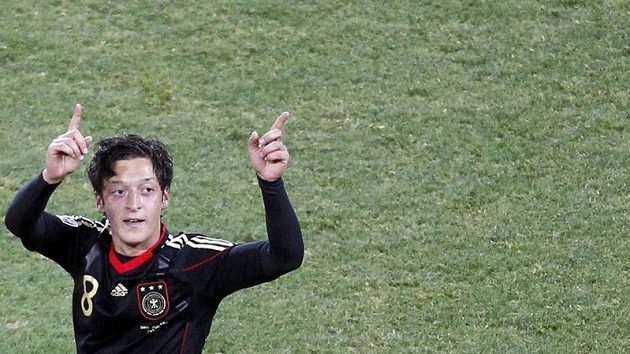 Německý fotbalista Mesut Özil se raduje z branky. Německý fotbalista Mesut Özil se raduje z branky.
