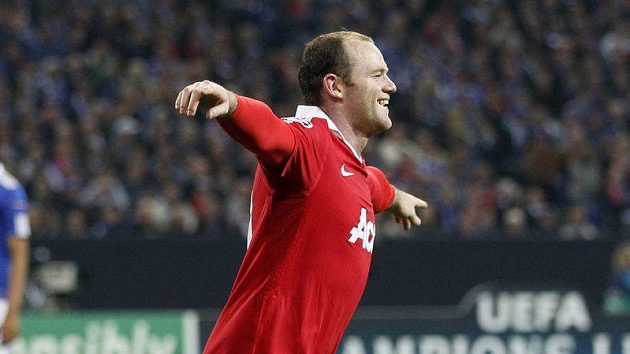 Wayne Rooney se raduje z gólu do sítě Schalke. Wayne Rooney se raduje z gólu do sítě Schalke.