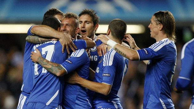 Fotbalisté Chelsea oslavují gól Fotbalisté Chelsea oslavují gól
