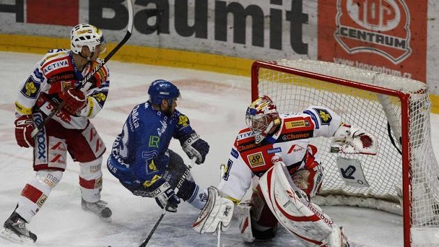 Vladimíru Svačina (uprostřed) ještě v dresu Vítkovic. Vladimíru Svačina (uprostřed) ještě v dresu Vítkovic.