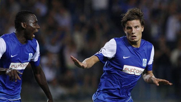 Jelle Vossen (vpravo) z Racingu Genk oslavuje s Kennedym Nwangangou gól do sítě Maccabi Haifa. Jelle Vossen (vpravo) z Racingu Genk oslavuje s Kennedym Nwangangou gól do sítě Maccabi Haifa.