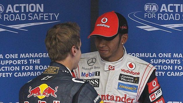 Sebastian Vettel (vlevo) gratuluje Lewisi Hamiltonovi k vítězsví v kvalifikaci v Koreji. Sebastian Vettel (vlevo) gratuluje Lewisi Hamiltonovi k vítězsví v kvalifikaci v Koreji.