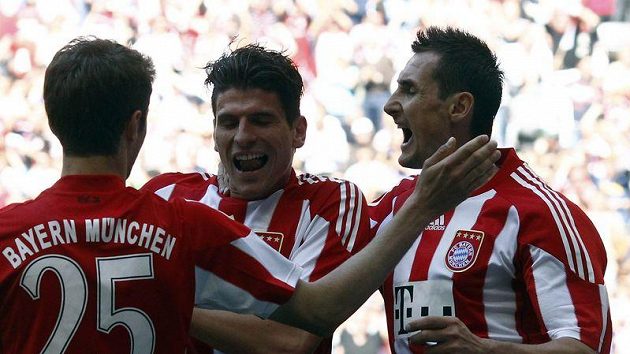 Fotbalisté Bayernu Mnichov Thomas Müller (vlevo), Mario Gomez (uprostřed) a Miroslav Klose se radují z branky. Fotbalisté Bayernu Mnichov Thomas Müller (vlevo), Mario Gomez (uprostřed) a Miroslav Klose se radují z branky.