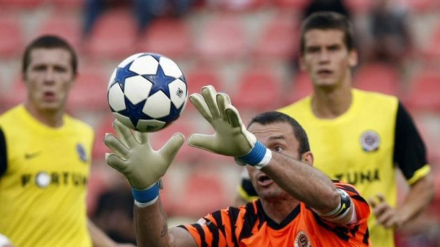 Brankář Sparty Jaromír Blažek v akci. Brankář Sparty Jaromír Blažek v akci.