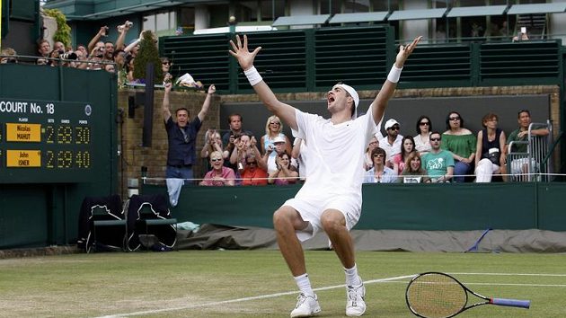 John Isner oslavuje heroické vítězství ve Wimbledonu John Isner oslavuje heroické vítězství ve Wimbledonu