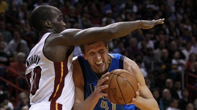 Na výhře Dallasu měl velký podíl Dirk Nowitzki (vpravo). Na výhře Dallasu měl velký podíl Dirk Nowitzki (vpravo).
