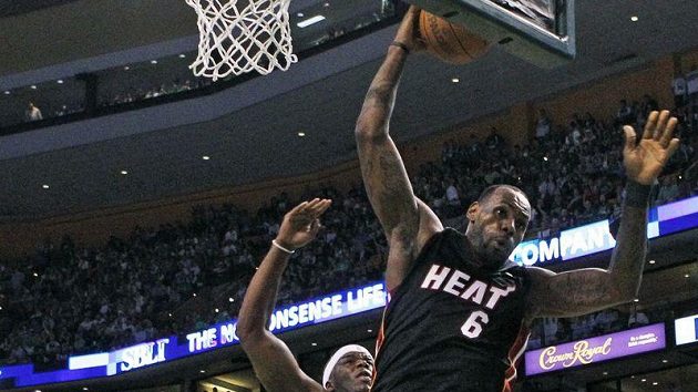 V dresu Heat zase zářil LeBron James. V dresu Heat zase zářil LeBron James.