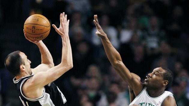 Boston doplatil na to, že nedokázal ubránit hvězdu San Antonia Manua Ginobiliho (vlevo). Boston doplatil na to, že nedokázal ubránit hvězdu San Antonia Manua Ginobiliho (vlevo).