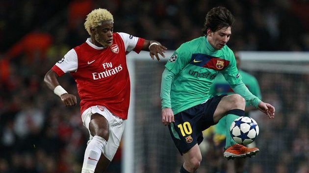 Lionel Messi (vpravo) zpracovává míč před Alexem Songem z Arsenalu Lionel Messi (vpravo) zpracovává míč před Alexem Songem z Arsenalu