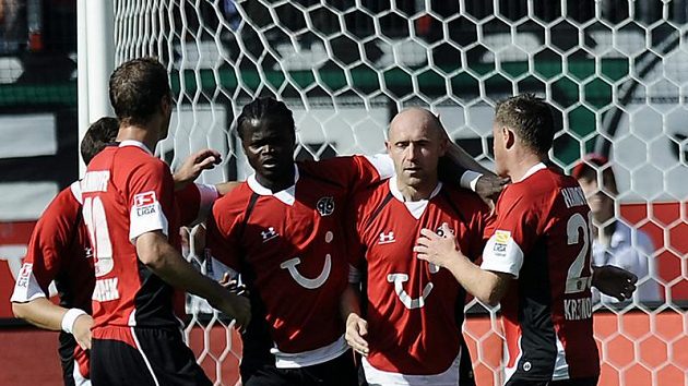 Jiří Štajner (druhý zprava) se raduje se spoluhráči z branky. Jiří Štajner (druhý zprava) se raduje se spoluhráči z branky.