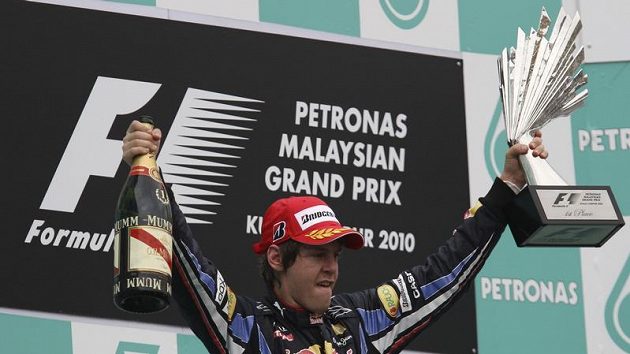 Sebastian Vettel oslavuje vítězství ve Velké ceně Malajsie. Sebastian Vettel oslavuje vítězství ve Velké ceně Malajsie.