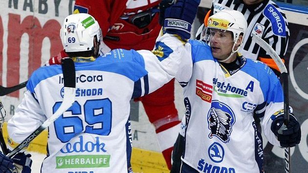 Plzeňští hokejisté Radek Duda a Ondřej Kratěna (vpravo) se radují z gólu Plzeňští hokejisté Radek Duda a Ondřej Kratěna (vpravo) se radují z gólu