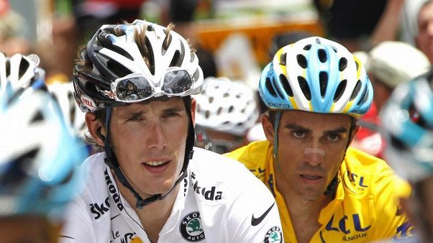 Andy Schleck (vlevo) a Alberto Contador se v dnešní časovce poperou o celkové vítězství na Tour de France. Andy Schleck (vlevo) a Alberto Contador se v dnešní časovce poperou o celkové vítězství na Tour de France.