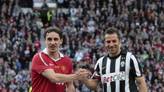 Zleva Gary Neville a Alessandro Del Piero před zahájením zápasu. Zleva Gary Neville a Alessandro Del Piero před zahájením zápasu.