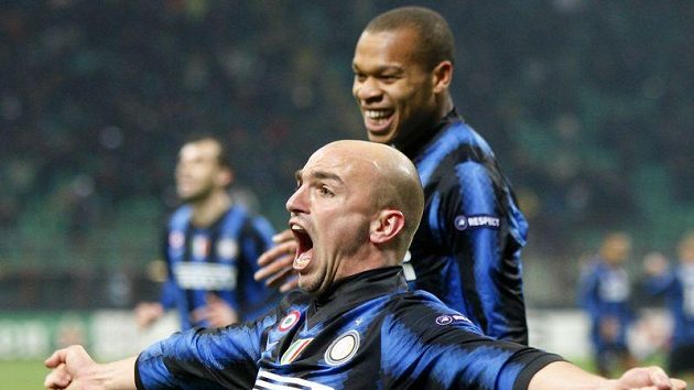 Záložník Interu Milán Esteban Cambiasso oslavuje svou trefu. Záložník Interu Milán Esteban Cambiasso oslavuje svou trefu.