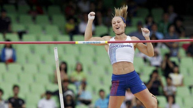 Tyčkařka Jiřina Ptáčníková během kvalifikace na MS v Tegu. Tyčkařka Jiřina Ptáčníková během kvalifikace na MS v Tegu.