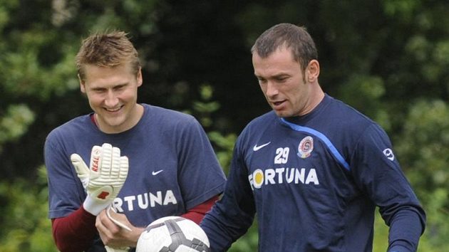Brankáři Sparty Jaromír Blažek (vpravo) a Daniel Zítka na tréninku Brankáři Sparty Jaromír Blažek (vpravo) a Daniel Zítka na tréninku