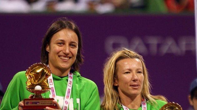 Květa Peschkeová (vpravo) a Katarina Srebotniková drží trofeje pro vítězky turnaje v Dauhá ve čtyřhře. Květa Peschkeová (vpravo) a Katarina Srebotniková drží trofeje pro vítězky turnaje v Dauhá ve čtyřhře.