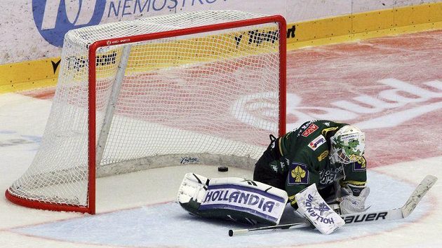 Pokořený karlovarský gólman Lukáš Mensator. V duelu s Pardubicemi inkasoval celkem šestkrát. Pokořený karlovarský gólman Lukáš Mensator. V duelu s Pardubicemi inkasoval celkem šestkrát.