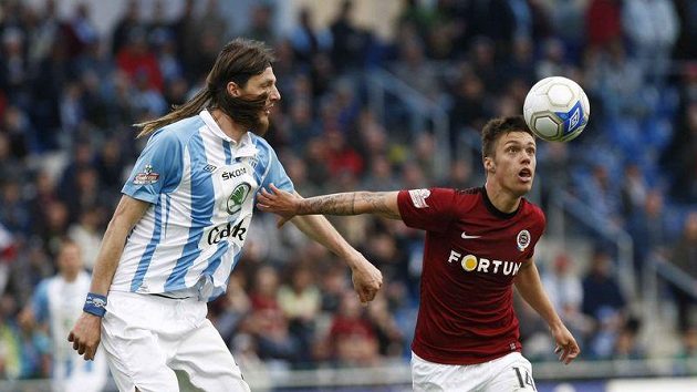 Adrian Rolko z Mladé Boleslavi (vlevo) v souboji se sparťanem Václavem Kadlecem Adrian Rolko z Mladé Boleslavi (vlevo) v souboji se sparťanem Václavem Kadlecem