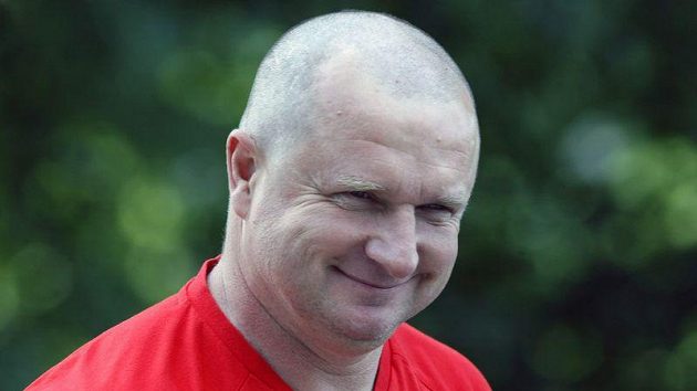 Jednu sázku už trenér Pavel Vrba prohrál. To když musel po zisku titulu dohola. Teď přišel i o oblíbený svetr. Jednu sázku už trenér Pavel Vrba prohrál. To když musel po zisku titulu dohola. Teď přišel i o oblíbený svetr.