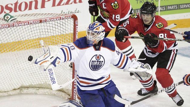 Rostislav Olesz (vpravo) střílí gól do sítě Edmontonu. Rostislav Olesz (vpravo) střílí gól do sítě Edmontonu.