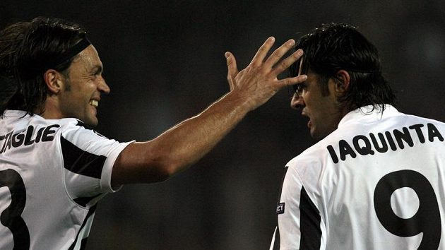 Vincenzovi Iaquintovi (vpravo) gratuluje k brance jeho spoluhráč z Juventusu Nicola Legrottaglie. Vincenzovi Iaquintovi (vpravo) gratuluje k brance jeho spoluhráč z Juventusu Nicola Legrottaglie.