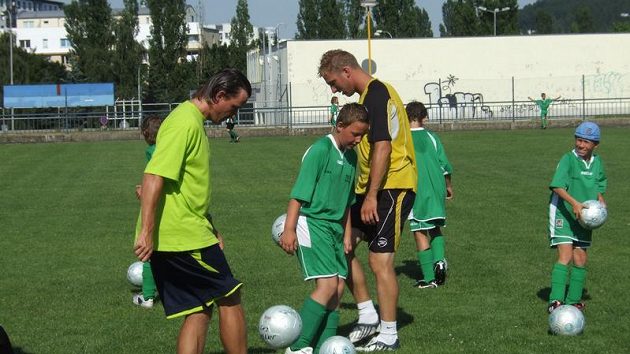 Manažer reprezentace Vladimír Šmicer (vlevo) a jeho trénink s malými fotbalisty. Manažer reprezentace Vladimír Šmicer (vlevo) a jeho trénink s malými fotbalisty.