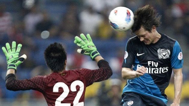 Tomáš Rosický střílí gól v přípravném utkání Arsenalu proti výběru Malajsie. Tomáš Rosický střílí gól v přípravném utkání Arsenalu proti výběru Malajsie.