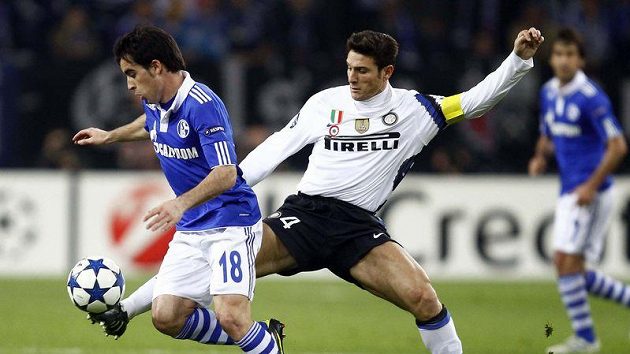 Hráč Schalke Jose Manuel Jurado (vlevo) před Javierem Zanettim z Interu Milán Hráč Schalke Jose Manuel Jurado (vlevo) před Javierem Zanettim z Interu Milán