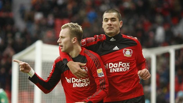 Michal Kadlec z Leverkusenu oslavuje se spoluhráčem Michal Kadlec z Leverkusenu oslavuje se spoluhráčem