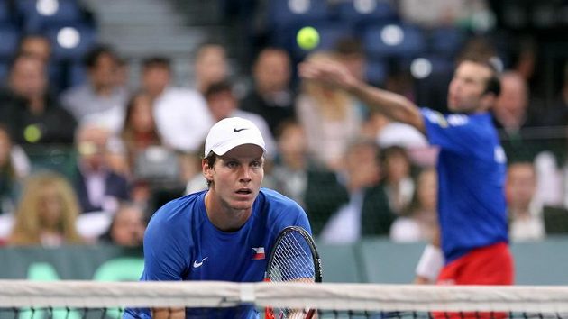 Tomáš Berdych u sítě při podání Radka Štěpánka Tomáš Berdych u sítě při podání Radka Štěpánka