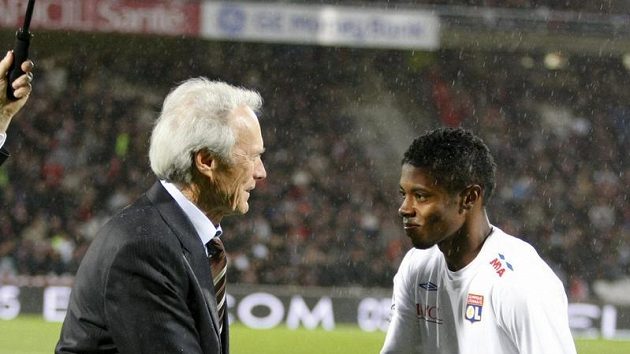 Americký herec Clint Eastwood (vlevo) si třese rukou s Michelem Bastosem z Lyonu. Americký herec Clint Eastwood (vlevo) si třese rukou s Michelem Bastosem z Lyonu.