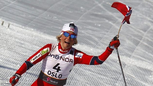 Vítězka Therese Johaugová se raduje v cíli třicítky. Vítězka Therese Johaugová se raduje v cíli třicítky.