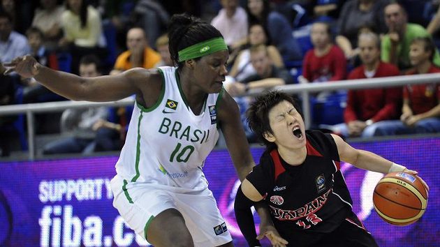 Brazilská hráčka Silvia Gustavo Rochaová (vlevo) brání Japonku Juko Ogaovou. Brazilská hráčka Silvia Gustavo Rochaová (vlevo) brání Japonku Juko Ogaovou.
