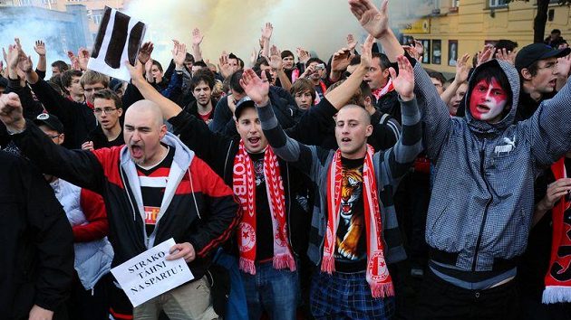 Protestní pochod fanoušků fotbalové Slavie Praha proti současné situaci v klubu a angažování trenéra Straky Protestní pochod fanoušků fotbalové Slavie Praha proti současné situaci v klubu a angažování trenéra Straky
