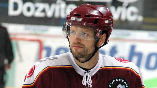 Hokejista Sparty Michal Broš má pnou hlavu starostí. Hokejista Sparty Michal Broš má pnou hlavu starostí.